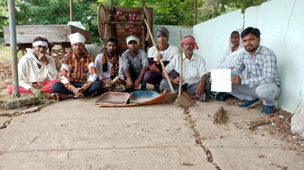 त्यौहारी सीजन में वेतन के लिए तरस रहे ठेका सफाईकर्मी