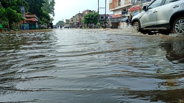 खैरागढ़ में मूसलाधार बारिश से सडक़ों में भरा पानी