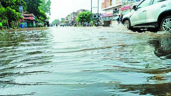 खैरागढ़ में मूसलाधार बारिश  से सडक़ों में भरा पानी