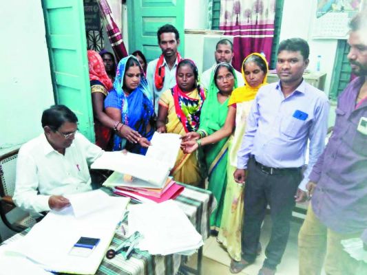 सरपंच के खिलाफ अविश्वास प्रस्ताव लाने ज्ञापन