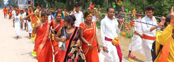 रामगढ़ नान तुर्रा से जल उठाकर गहिरा गुरु के सैकड़ों उपासक कैलाश गुफा के लिए रवाना