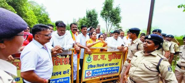 बठेना नहर काटने के विरोध में भाजपाइयों ने घेरा कलेक्टोरेट, हफ्तेभर बाद आंदोलन की दी चेतावनी