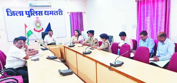 एसपी ने ली थानेदारों की बैठक, डीजीपी के आदेश पर सख्ती से काम करने के दिए निर्देश