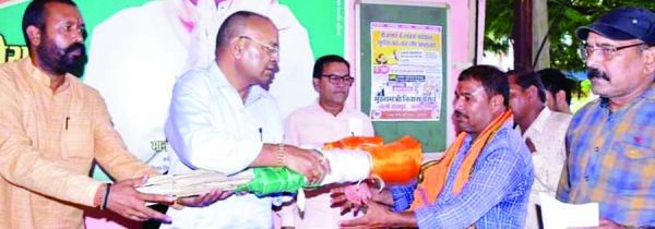 हर घर तिरंगा कार्यक्रम के लिए विधायक ने बांटे तिरंगा झंडे