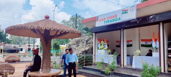 महिला समूह को 15 हजार तिरंगा झंडे बनाने का ऑर्डर