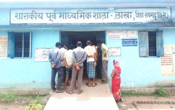 शिक्षकों की कमी, ग्रामीणों ने जड़ा ताला