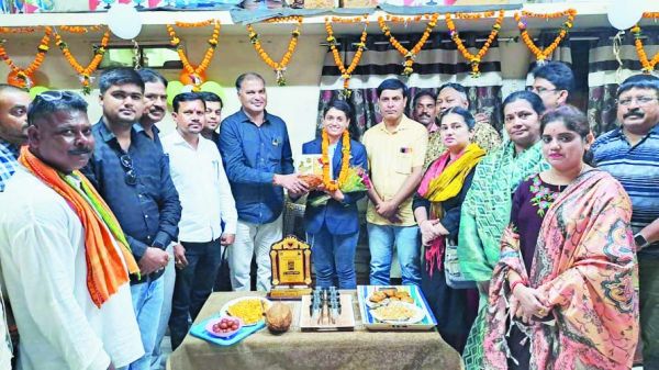 राज्य की पहली महिला लेफ्टिनेंट वंशिका  को मधुसूदन ने दी बधाई