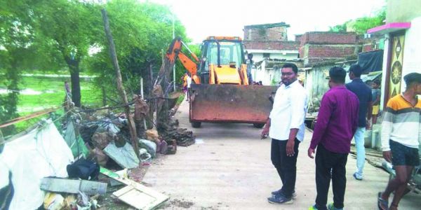 नोटिस मिला तो सफाई में किया सुधार, मकई तालाब किनारे से हटाया अतिक्रमण