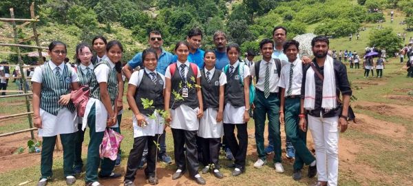 मड़वारानी पहाड़ में हजारों स्कूली बच्चों ने रोपे पौधे