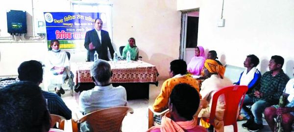 विधिक सेवा योजनाओं की जानकारी देने पहुंचे जिला न्यायाधीश