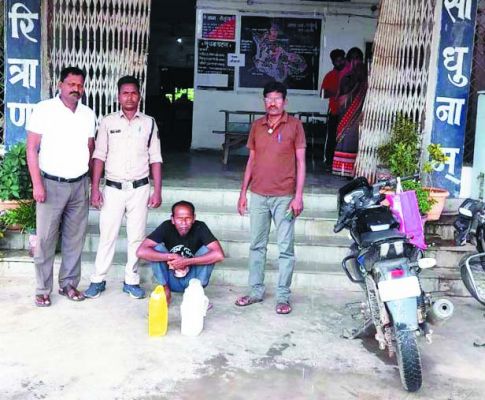 10 लीटर महुआ शराब के साथ आरोपी बंदी
