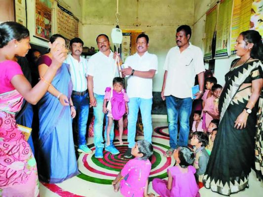 आंगनबाड़ी में वजन त्यौहार, चित्रकोट विधायक हुए शामिल