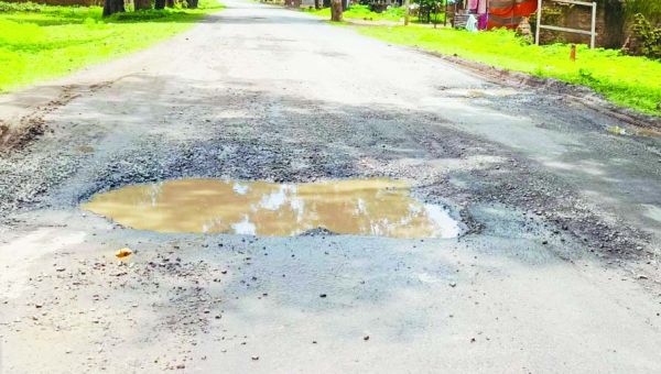 बारिश से पहले मरम्मत, फिर उखड़ी, जगह-जगह गड्ढे 