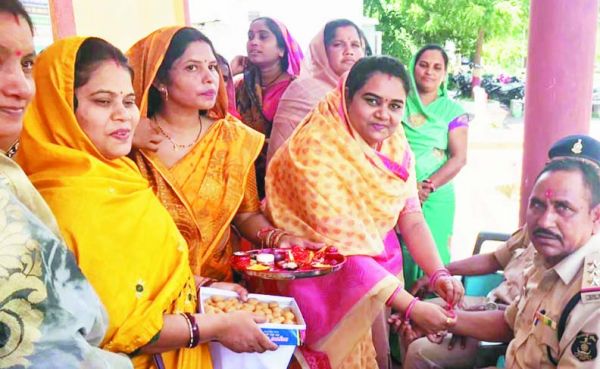 भाजपा महिला मोर्चा ने पुलिस जवानों को बांधी राखी