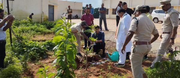 एकलव्य विद्यालय घोलेंग में वन महोत्सव, विधायक-कलेक्टर हुए शामिल