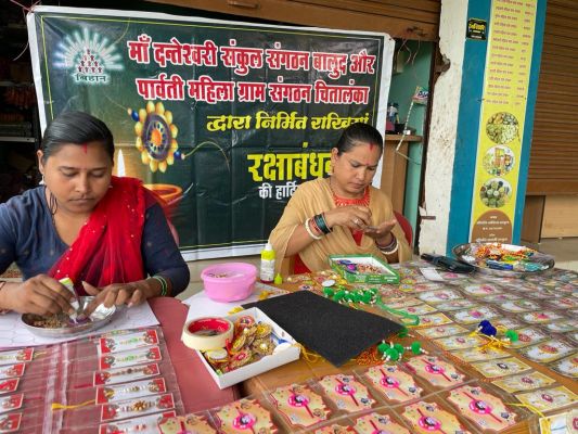 दंतेवाड़ा की दीदियों ने तैयार की उत्तम राखियां