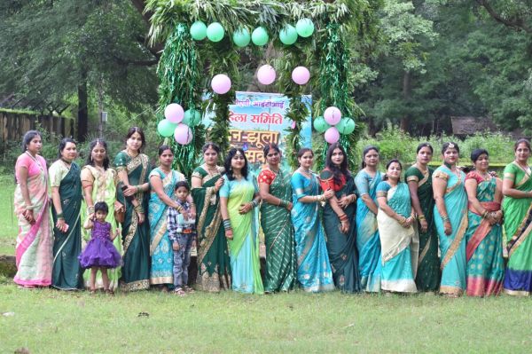 भान्सी  आईटीआई   महिला समिति का सावन झूला महोत्सव
