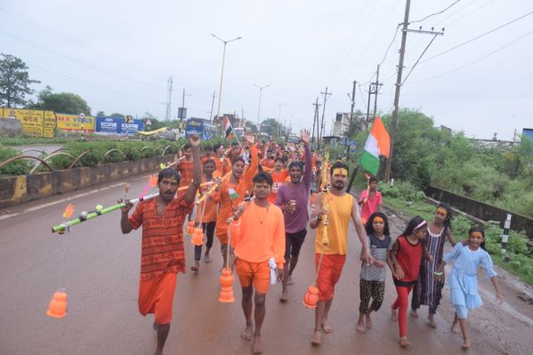 आखिरी सावन सोमवार को सुबह से कांवरियों का रेला