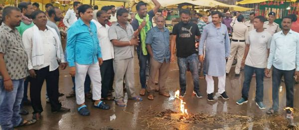 राष्ट्रध्वज अपमान- कांग्रेसियों ने भाजपा का पुतला फूंका