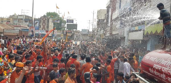 सावन की आखिरी सोमवार पर शिवालयों में जलाभिषेक करने शिव भक्तों की उमड़ी भीड़