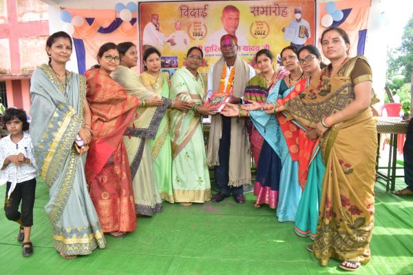 शिक्षक द्वारिका को सेवानिवृत्ति पर दी विदाई