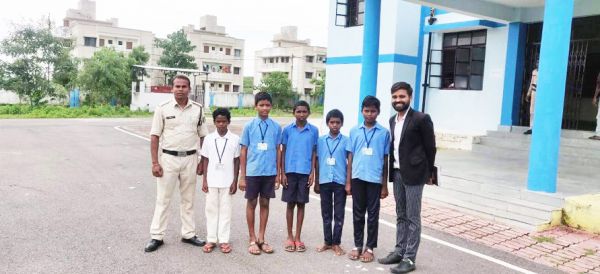 स्कूली छात्रों का न्यायालय परिसर भ्रमण