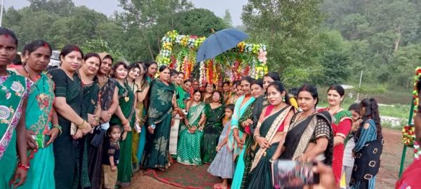 सावन झूला का महिलाओं ने उठाया लुफ्त