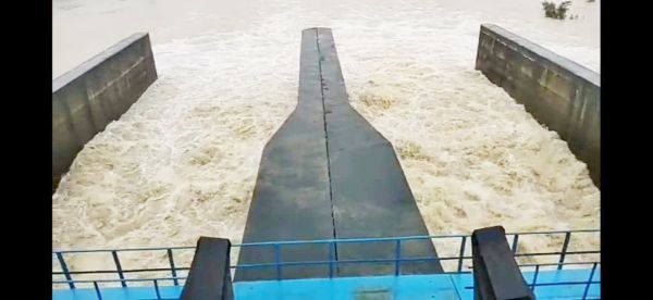 आधी रात मूसलाधार बारिश से छलके बांध-बैराज, मोंगरा से छोड़ा 4 हजार क्यूसेक पानी