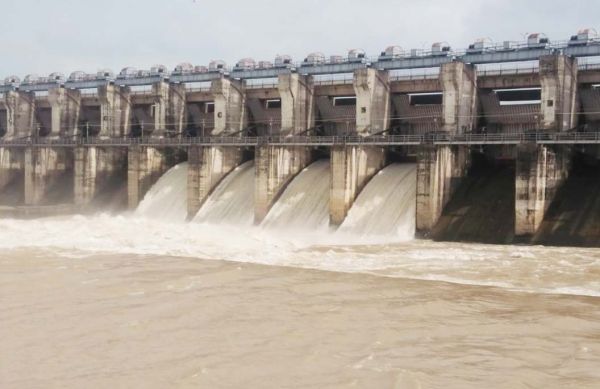 रातभर बारिश, खतरे के निशान पर गंगरेल, खोले गए 4 गेट, आवक 10 हजार क्यूसेक