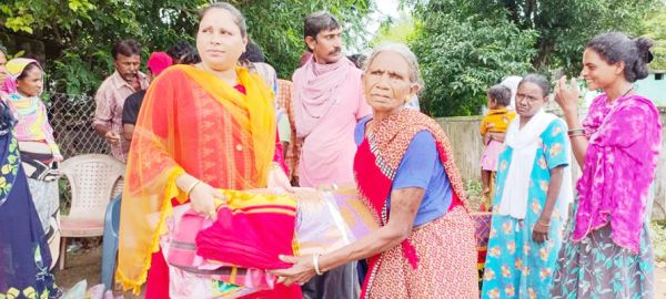 बाढ़ पीडि़तों को दीपिका ने बांटी राहत सामग्री