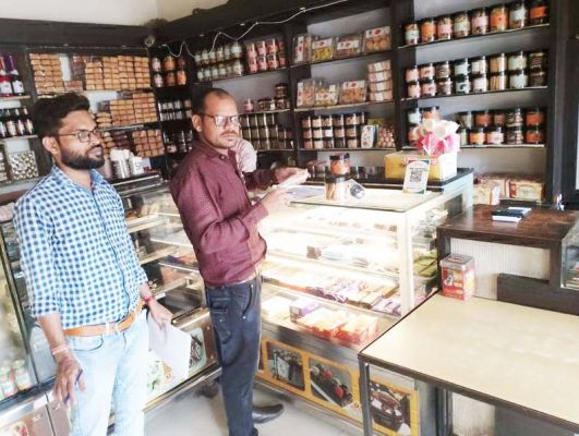 दुकानों और होटलों से लिए खाद्य तेलों के नमूने