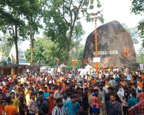 सावन के अंतिम सोमवार को भारी बारिश में भूतेश्वर पहुँचे हजारों कावडिय़े