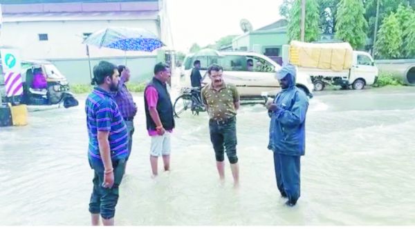 बिना योजना के निर्माण कार्य और बरसात के पूर्व नालों की सफ़ाई के अभाव में शहर जलमग्न - संजय