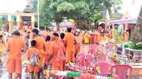 कर्णेश्वर धाम में जलाभिषेक करनी उमड़ी भीड़ औषधीय पौधे से निखरेगा कर्णेश्वर धाम