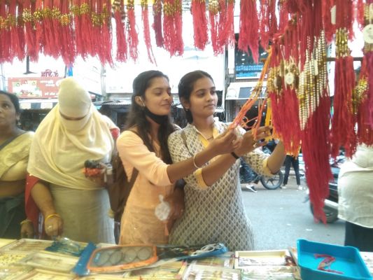 कल भाईयों की कलाईयों में सजेंगी रंग-बिरंगी राखियां