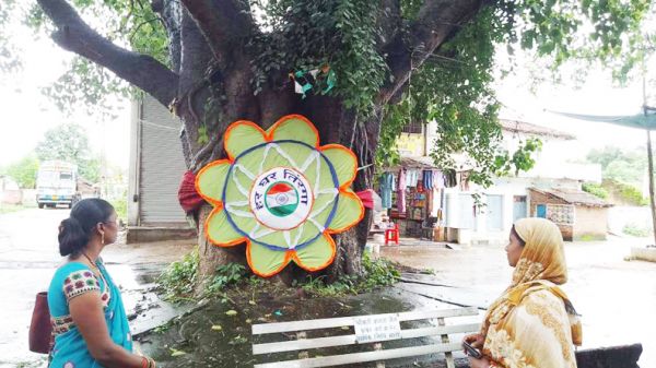 वेस्ट मटेरियल से बनाई हर घर तिरंगा अभियान की राखी और बांधा पीपल को, एक राखी ने दिए कई संदेश