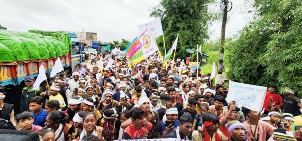 विश्व आदिवासी दिवस में पारम्परिक वेशभूषा धारण के साथ युवाओं का दिखा उत्साह