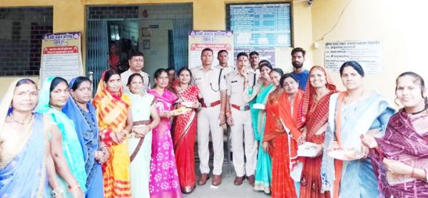 भाजपा महिला मोर्चा की बहनों ने पुलिस जवानों की कलाइयों पर बांधा रक्षा सूत्र