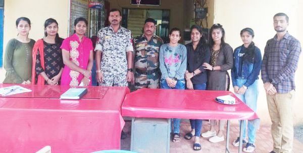 युवा मोर्चा कन्या शक्ति के सदस्यों ने पुलिस जवानों को बाँधी राखी