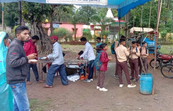 राजमिस्त्री संघ ने राहगीरों को बांटी खिचड़ी