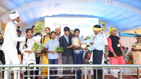 विश्व आदिवासी दिवस: जल, जंगल-जमीन पर अधिकार जताकर आदिवासियों ने मनाया उत्सव