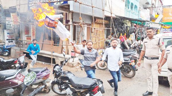 भाजयुमो ने फूंका गृहमंत्री का पुतला