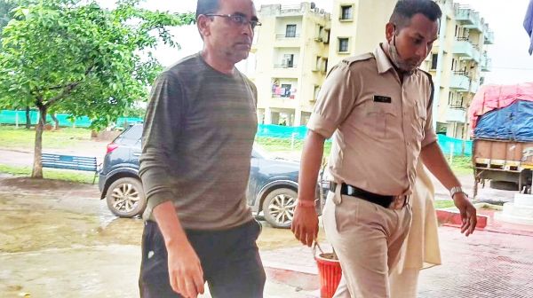 अकेले कमरे में बुलाकर छेड़छाड़ का आरोप
