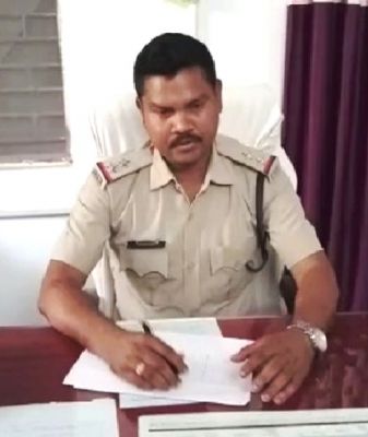 झगड़ रहे युवक को समझाने रुके थानेदार से की धक्का-मुक्की, वर्दी फाड़ी, अपराध दर्ज