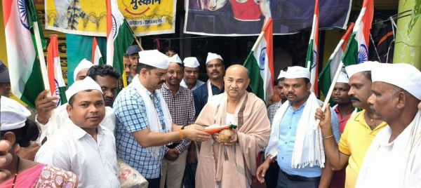 कांग्रेस ने पदयात्रा के दूसरे दिन रिटायर्ड सेनानी व पूर्व विधायक के परिवार का किया सम्मान