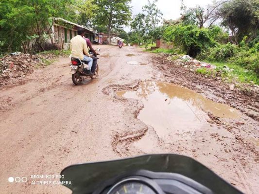 बारिश में सडक़ें उखड़ीं, बड़े-बड़े गड्ढे मरम्मत नहीं होने से हादसे की आशंका बढ़ी