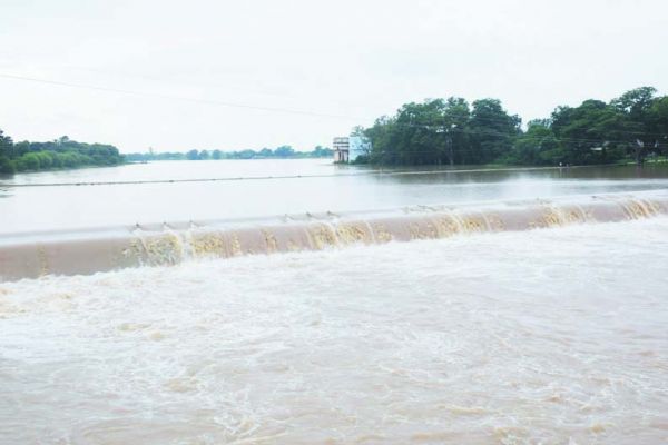 शिवनाथ की रफ्तार बरकरार, घर अब भी पानी में डूबे