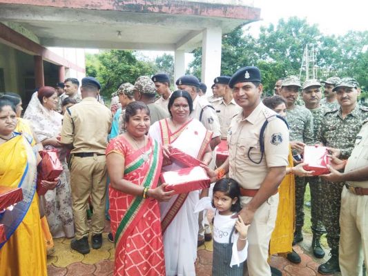 कलाई सजाती बहनों को मिला भाईयों से स्नेह के साथ तोहफे
