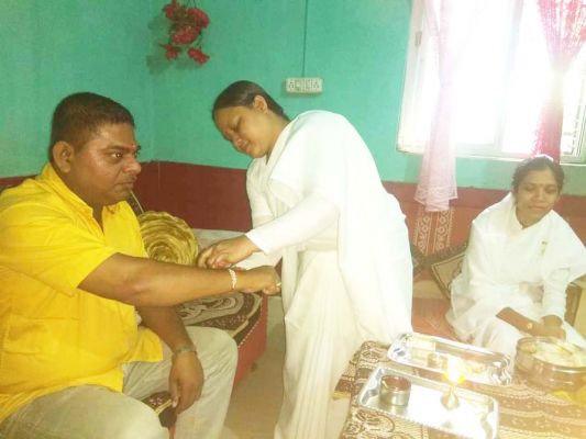 ब्रम्हाकुमारियों ने बांधी राखी, त्यौहार को लेकर असमंजस भी