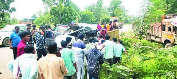 हाइवे में कार और ट्रक के बीच जबरदस्त भिड़ंत, एक की मौत, एक घायल